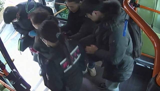 119구급대원과 함께 할머니를 부축하는 승객들.