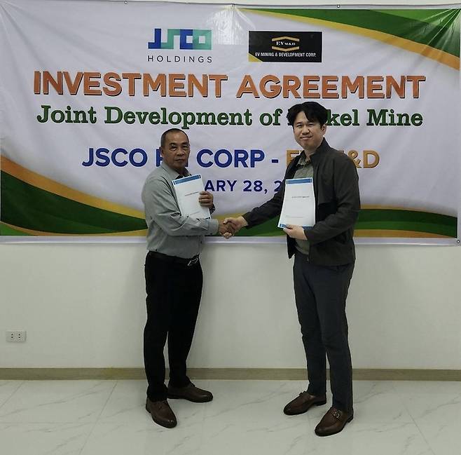 한상민 제이스코홀딩스 대표(오른쪽)와 마틴 시손 EVMDC 대표가 필리핀 디나가트(Dinagat) B·C 광산에 대한 니켈 원광 독점 판매권 계약을 체결하고 기념촬영을 하고 있다. [사진 제공=제이스코홀딩스]