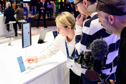 세계 최대 이동통신 전시회 ‘모바일 월드 콩그레스(MWC) 2025’ 개막을 맞은 3일(현지시간) 스페인 바르셀로나 피라 그란 비아 전시장에 마련된 삼성전자 부스에서 관람객들이 갤럭시 AI 기능을 체험해보고 있다. [사진출처=삼성전자]