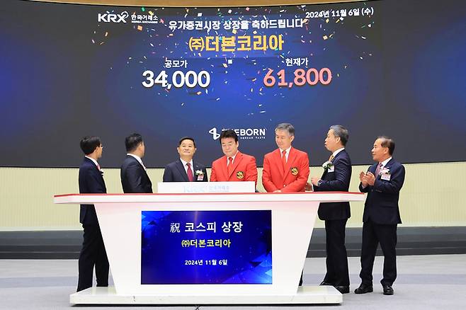 백종원·강석원 더본코리아 공동대표가 지난해 11월 6일 서울 영등포구 여의도 한국거래소 홍보관에서 열린 더본코리아 코스피 상장 기념식에 참석해 시초가를 확인하고 있다. 연합뉴스