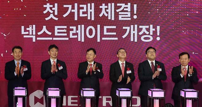 4일 서울 영등포구 여의도 금융투자센터빌딩에서 국내 최초 대체거래소(ATS)인 넥스트레이드 개장식이 열렸다. 개장식에 참석한 주요 내빈들이 기념촬영을 하고 있다. 왼쪽부터 정은보 한국거래소 이사장, 이복현 금융감독원장, 윤한홍 국회 정무위원장, 김학수 넥스트레이드 대표, 김병환 금융위원장, 서유석 금융투자협회장.  이충우 기자