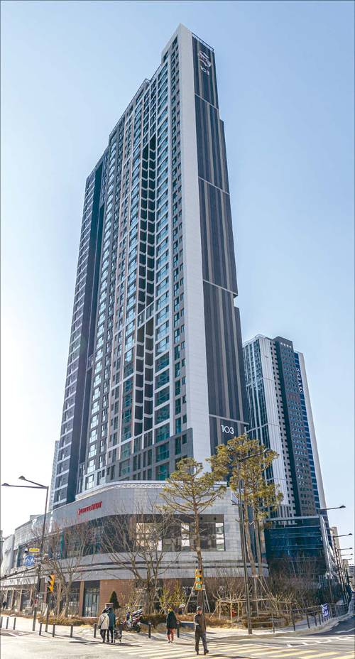 서울 강동구 천호동은 천호1~4구역 외에도 중·소규모 재개발 사업이 활발히 진행 중이다. 사진은 천호1구역을 재개발해 지난해 9월 입주한 ‘강동밀레니얼중흥S-클래스’. (윤관식 기자)