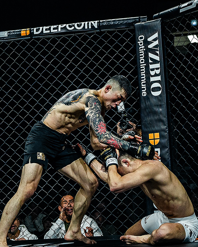 김재웅(왼쪽)이 2024년 12월 서울특별시 고려대학교 화정체육관 제3대 블랙컴뱃 밴텀급 챔피언 결정전 상대를 쓰러뜨리고 있다. 사진=이데아 파라곤