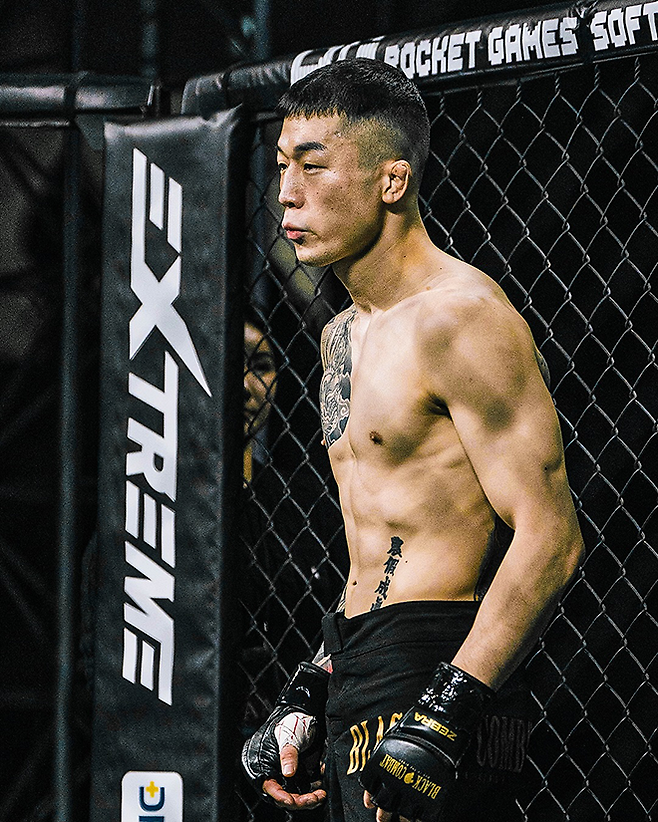 김재웅(왼쪽)이 2024년 12월 서울특별시 고려대학교 화정체육관 제3대 블랙컴뱃 밴텀급 챔피언 결정전 시작을 기다리고 있다. 사진=이데아 파라곤