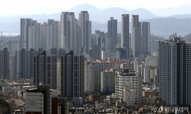 [대구=뉴시스] 이무열 기자 = 정부가 지방의 '악성 미분양' 주택 문제를 해소하기 위해 한국토지주택공사(LH)를 통해 약 3000호를 직접 매입하기로 결정한 19일 대구 중구에서 바라본 대구 도심 아파트. 2025.02.19. lmy@newsis.com /사진=이무열
