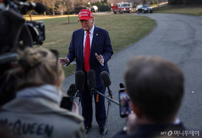(워싱턴 AFP=뉴스1) 우동명 기자 = 도널드 트럼프 미국 대통령이 28일(현지시간) 워싱턴 백악관에서 열린 볼로디미르 젤렌스키 우크라이나 대통령과 정상 회담이 파국으로 끝난 뒤 플로리다주 마러라고 리조트로 가기 위해 나서면서 취재진을 만나고 있다. 2025.03.01 ⓒ AFP=뉴스1 Copyright (C) 뉴스1. All rights reserved. 무단 전재 및 재배포, AI학습 이용 금지. /사진=(워싱턴 AFP=뉴스1) 우동명 기자