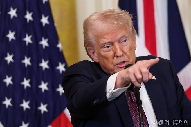 도널드 트럼프 미국 대통령이 27일(현지시간) 워싱턴 백악관에서 열린 키어 스타머 영국 총리와 정상회담을 마친 뒤 가진 기자회견서 “블라디미르 푸틴 러시아 대통령이 우크라이나 종전 협상을 한다면 자신의 약속을 어길 것이라고 생각하지 않는다"고 말하고 있다. 2025.,02.28  ⓒ 로이터=뉴스1  Copyright (C) 뉴스1. All rights reserved. 무단 전재 및 재배포,  AI학습 이용 금지.