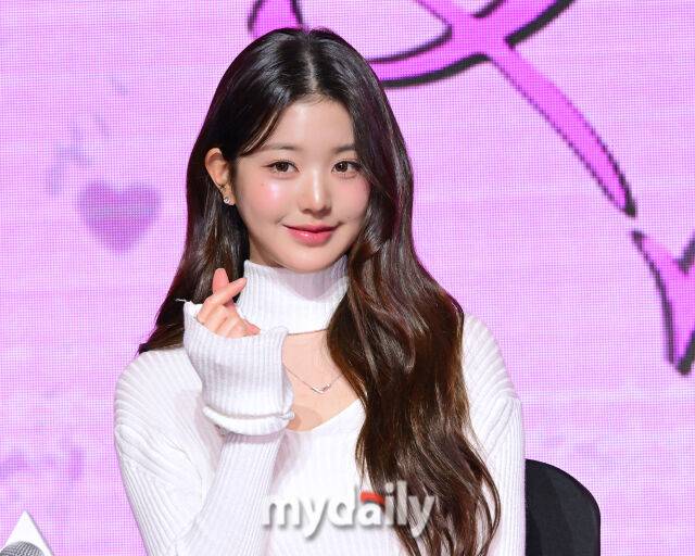 장원영의 포토카드가 인기다. / 마이데일리 DB