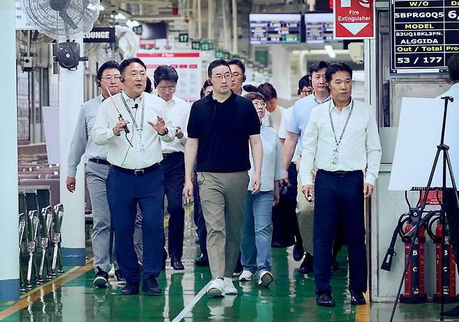 [서울=뉴시스]구광모 LG그룹 회장(앞줄 가운데)이 인도 뉴델리에 위치한 LG전자 노이다 생산공장에서 생산라인을 살펴보고 있다. (사진 = LG 제공) 2025.03.04. photo@newsis.com *재판매 및 DB 금지