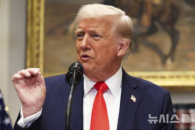 [워싱턴DC=AP/뉴시스] 도널드 트럼프 미국 대통령이 3일(현지 시간) 워싱턴 백악관 루즈벨트룸에서 연설하고 있다. 2025.3.4