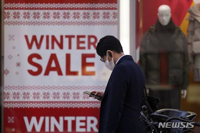 [도쿄=AP/뉴시스] 일본 도쿄에 있는 의류매장에서 겨울철 세일을 하고 있다. 자료사진. 2025.03.04