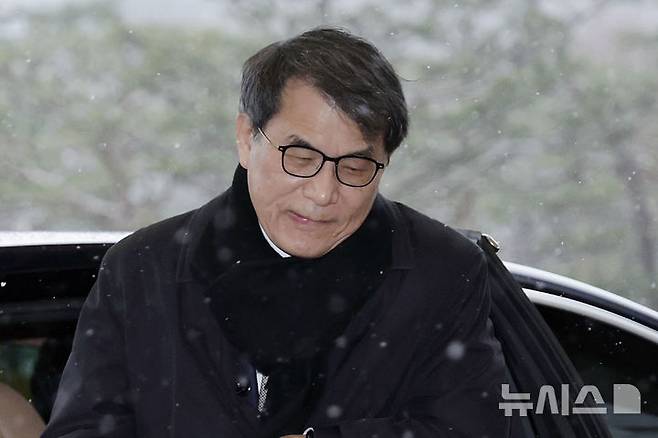 [서울=뉴시스] 최동준 기자 = 선관위 채용 비리 논란이 일고 있는 4일 오전 노태악 중앙선거관리위원회 위원장이 서울 서초구 대법원 청사로 출근하고 있다. 2025.03.04. photocdj@newsis.com