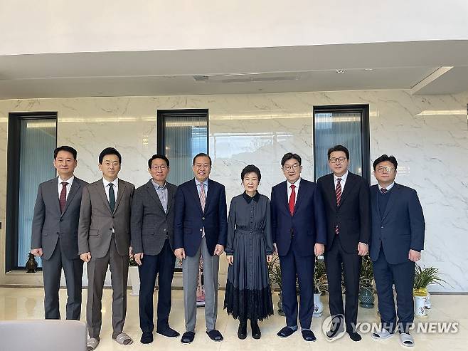 (서울=연합뉴스) 국민의힘 권영세 비상대책위원장과 권성동 원내대표 등 지도부가 3일 대구 달성군 박근혜 전 대통령 사저에서 박 전 대통령과 기념촬영 하고 있다. 2025.3.3 [국민의힘 제공. 재판매 및 DB 금지] utzza@yna.co.kr 연합뉴스