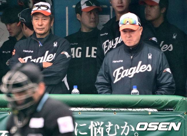 [OSEN=오키나와(일본), 조은정 기자] 한화 김경문 감독(오른쪽)이 경기를 지켜보고 있다. 2025.02.23 /cej@osen.co.kr