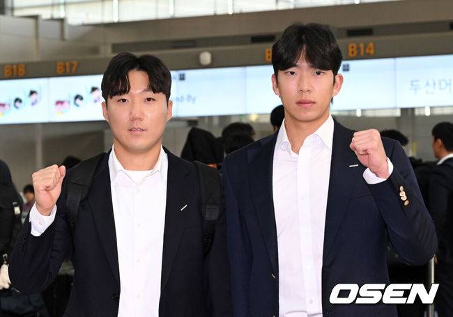 [OSEN=인천공항, 지형준 기자] 두산 베어스 선수단이 24일 오후 인천국제공항을 통해 전지훈련지인 호주 시드니로 출국했다.두산은 44명의 선수단과 함께 호주 시드니와 일본 미야자키에서 스프링캠프 담금질에 돌입한다.투수&nbsp;22명,&nbsp;포수&nbsp;4명,&nbsp;내야수&nbsp;9명,&nbsp;외야수&nbsp;9명이 참가하며 신인 중에서는&nbsp;1라운드 지명자 내야수 박준순과&nbsp;3라운드 지명자 투수 홍민규가 이름을 올렸다. 아울러 지난해 11월 롯데와의 트레이드로 합류한 외야수 김민석과 추재현도 스프링캠프에서 본격 눈도장을 받는다.두산 추재현, 김민석이 포토타임을 하고 있다. 2025.01.24 /