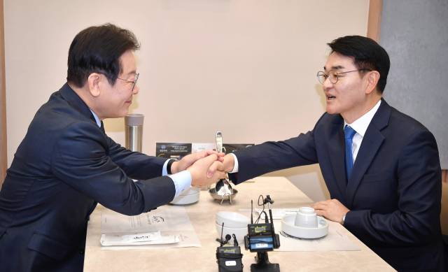 ▲더불어민주당 이재명 대표가 지난달 21일 서울 여의도 한 식당에서 박용진 전 의원과 만나 악수하고 있다. ⓒ연합뉴스