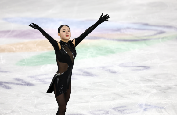 김채연이 21일 서울 양천구 목동 아이스링크에서 열린 2025 국제빙상경기연맹(ISU) 사대륙 피겨 선수권대회 여자 싱글 쇼트 프로그램에서 연기를 마친 후 손을 들어 보이고 있다. 2025.2.21 연합뉴스