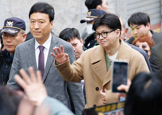 두 달여 만에 공개 행보에 나선 국민의힘 한동훈 전 대표가 3월2일 오후 서울 종로구 대학로 한 극장에서 제2연평해전을 다룬 연극 '바다는 비에 젖지 않는다'를 관람하기 위해 이동하고 있다. ⓒ사진공동취재단