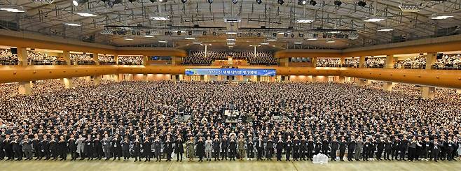 하나님의 교회가 2일 옥천고앤컴연수원에서 ‘2025 전 세계 대학생 개강예배’를 개최했다. 올해 대학생활을 시작하는 신입생부터 재학생, 학부모 등 전국에서 9350여 명이 모여 성황을 이뤘다.&nbsp;