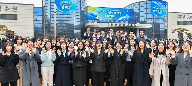 “드디어 개강!” 새로운 꿈과 희망을 품은 대학생들의 얼굴에 기대감이 서려있다.
