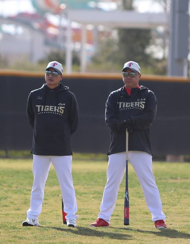 ▲ 이범호 KIA 감독(오른쪽)과 정재훈 투수코치는 개막 엔트리를 놓고 어려운 결정을 할 시기가 다가오고 있다. ⓒKIA타이거즈