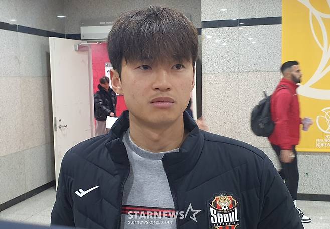 믹스트존에서 인터뷰하는 김진수의 모습. /사진=박재호 기자