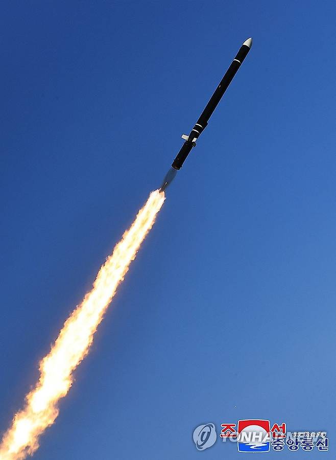 북한, 전략순항미사일 발사훈련 북한이 지난 2월 26일 오전 서해 해상에서 전략순항미사일 발사훈련을 진행했다고 조선중앙통신이 보도했다. 
[조선중앙통신]