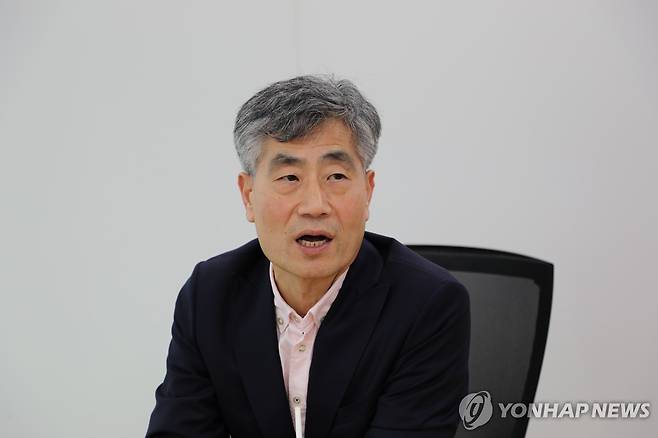 연합뉴스와 인터뷰 중인 최연혁 스웨덴 린네 대학교 정치학과 교수 [연합뉴스 사진]