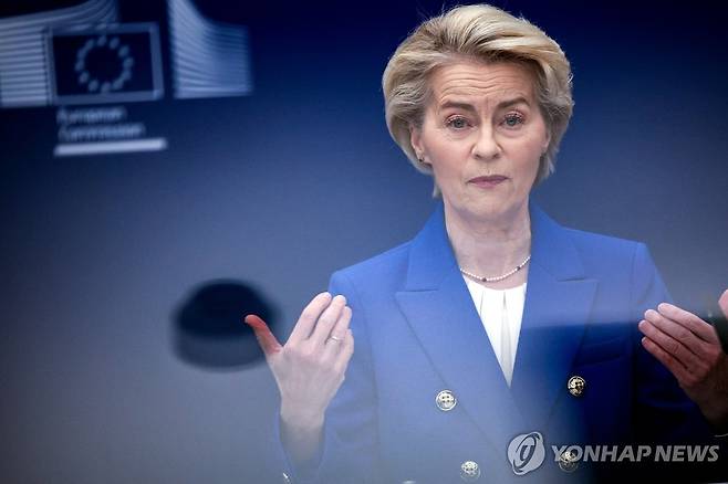 국방 자금조달 동원 계획 발표하는 EU 집행위원장  (브뤼셀 EPA=연합뉴스) 우르줄라 폰데어라이엔 EU 집행위원장이 4일(현지시간) 벨기에 브뤼셀에서 '유럽 재무장 계획'으로 명명된 국방 부문 자금 동원 계획을 발표하고 있다. 2025.3.4 photo@yna.co.kr [재판매 및 DB 금지]