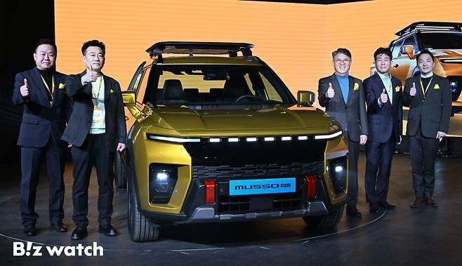 곽재선 KGM 회장을 비롯한 주요 내빈들이 5일 경기도 평택시 KGM 본사에서 열린 픽업 '무쏘 EV' 신차발표회에 참석해 신차와 함께 기념촬영을 하고 있다./사진=이명근 기자 qwe123@