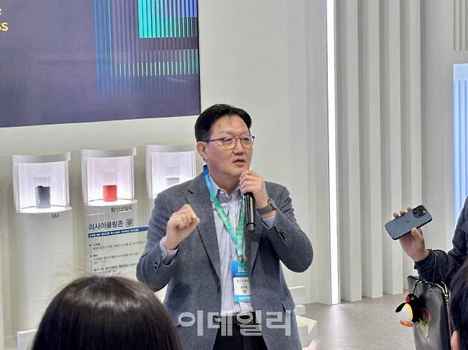 홍영준 포스코퓨처엠 기술연구소장이 5일 서울 코엑스에서 열린 국내 최대 배터리 전시회 ‘인터배터리 2025’에서 말하고 있다.(사진=조민정 기자)