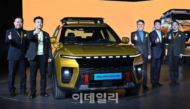 [이데일리 방인권 기자] 5일 경기 평택시 KGM 본사에서 열린 ‘국내 최초 전기 픽업 무쏘 EV’ 출시 행사에서 KGM 관계자들이 기념촬영을 하고 있다. (왼쪽부터) KGM 박장호 공동대표, 노철 노조위원장, 곽재선 회장, 황기영 공동대표, 곽정현  사장.