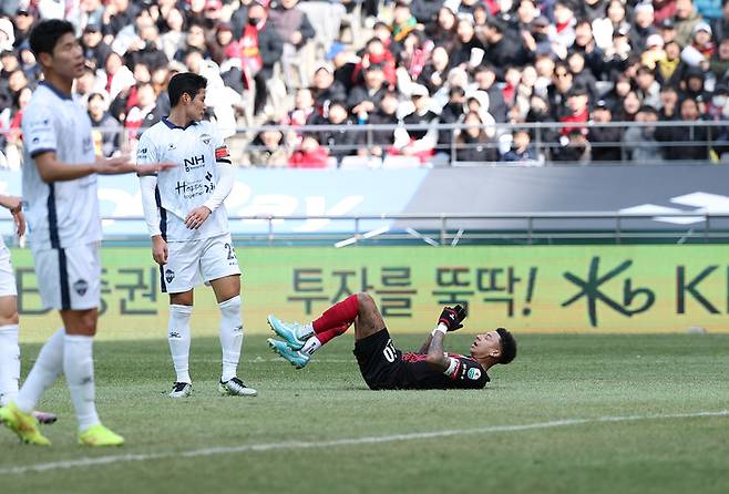 3일 서울월드컵경기장에서 열린 김천 상무와 경기 도중 그라운드에 누운 FC서울의 제시 린가드
