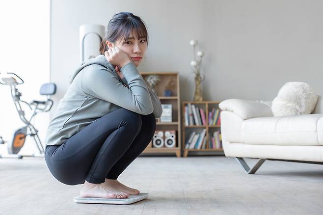 칼로리를 너무 많이 줄이면 신체가 '기아(飢餓) 모드'로 전환돼 신진대사가 느려지고 지방을 연료로 태우는 대신 저장돼 체중 감량이 어려워진다. [사진= 게티이미지뱅크]