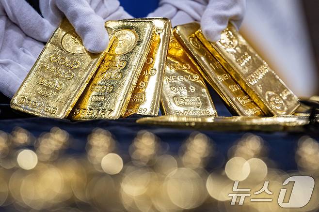 5일 인천 중구 인천공항본부세관 수출입통관청사에서 관계자들이 적발한 금 밀수품을 공개하고 있다. 관세청 통계에 따르면 최근 국내 금 시세가 국제 시세보다 높은 시기(2017~2021년)에 밀수 적발이 증가했고, 올해 2월 국내 시세가 크게 상승하면서 다시 적발이 증가했다. (공동취재) 2025.3.5/뉴스1 ⓒ News1 김성진 기자