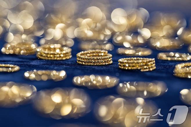 5일 인천 중구 인천공항본부세관 수출입통관청사에서 관계자들이 적발한 금 밀수품을 공개하고 있다. 관세청 통계에 따르면 최근 국내 금 시세가 국제 시세보다 높은 시기(2017~2021년)에 밀수 적발이 증가했고, 올해 2월 국내 시세가 크게 상승하면서 다시 적발이 증가했다. (공동취재) 2025.3.5/뉴스1 ⓒ News1 김성진 기자