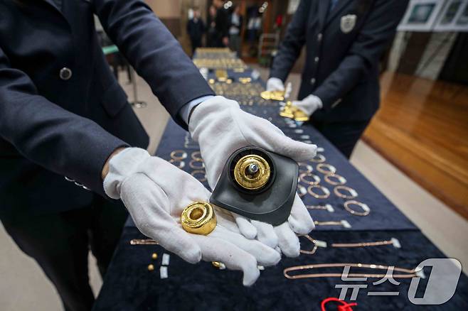 5일 인천 중구 인천공항본부세관 수출입통관청사에서 관계자들이 여행용 캐리어 바퀴에 은닉한 금 밀수품을 공개하고 있다. 관세청 통계에 따르면 최근 국내 금 시세가 국제 시세보다 높은 시기(2017~2021년)에 밀수 적발이 증가했고, 올해 2월 국내 시세가 크게 상승하면서 다시 적발이 증가했다. (공동취재) 2025.3.5/뉴스1 ⓒ News1 김성진 기자