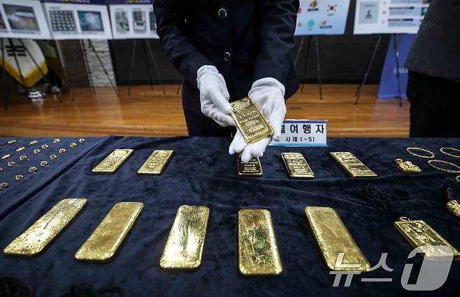 5일 인천 중구 인천공항본부세관 수출입통관청사에서 관계자들이 적발한 금 밀수품을 공개하고 있다. 관세청 통계에 따르면 최근 국내 금 시세가 국제 시세보다 높은 시기(2017~2021년)에 밀수 적발이 증가했고, 올해 2월 국내 시세가 크게 상승하면서 다시 적발이 증가했다. (공동취재) 2025.3.5/뉴스1 ⓒ News1 김성진 기자