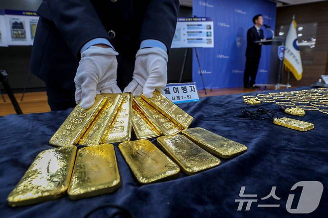 5일 인천 중구 인천공항본부세관 수출입통관청사에서 관계자들이 적발한 금 밀수품을 공개하고 있다. 관세청 통계에 따르면 최근 국내 금 시세가 국제 시세보다 높은 시기(2017~2021년)에 밀수 적발이 증가했고, 올해 2월 국내 시세가 크게 상승하면서 다시 적발이 증가했다. (공동취재) 2025.3.5/뉴스1 ⓒ News1 김성진 기자