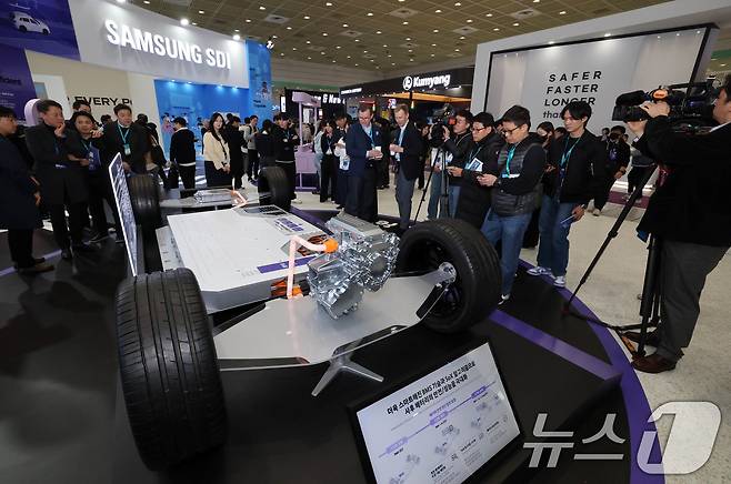 5일 서울 강남구 코엑스에서 개막한 ‘인터배터리 2025’ 삼성SDI 부스에서 관람객들이 전기차 배터리 모형을 살펴보고 있다. 2025.3.5/뉴스1 ⓒ News1 박세연 기자