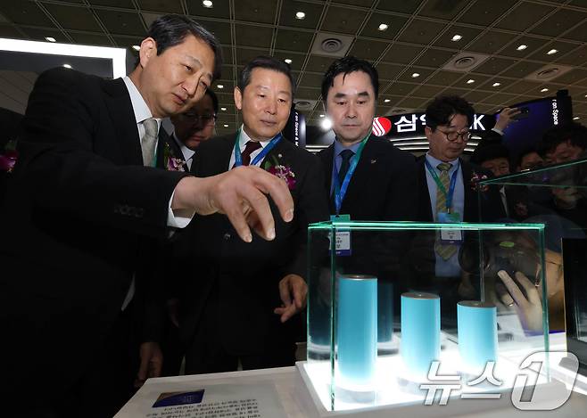 안덕근 산업통상자원부 장관과 이철규 국회 산업통상자원중소벤처기업위원회 위원장이 5일 서울 강남구 코엑스에서 개막한 ‘인터배터리 2025’에 참석해 LG에너지솔루션 차세대 배터리인 46시리즈 원통형배터리를 살펴보고 있다. 2025.3.5/뉴스1 ⓒ News1 박세연 기자