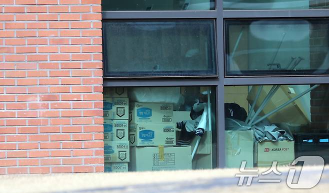 5일 서울 서대문구 연세대학교 의과대학 전용 기숙사인 제중학사에 짐들이 쌓여있다.  2025.3.5/뉴스1 ⓒ News1 황기선 기자