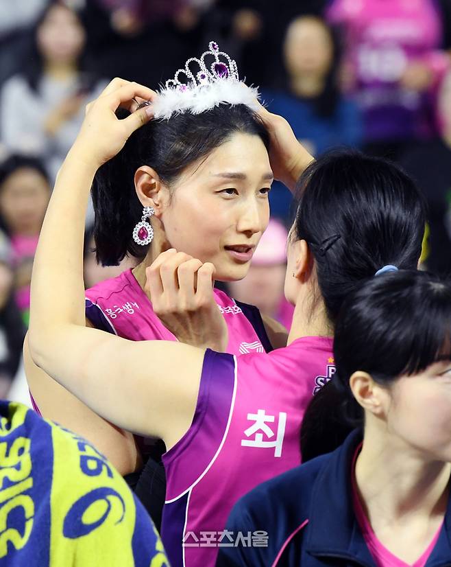 흥국생명 김연경(왼쪽)이 25일 인천 삼산월드체육관에서 열린 2024-2025 V리그 여자부 IBK기업은행과 경기에서 승리한 뒤 생일을 하루 앞두고 팬들이 준비해 준 왕관을 최은지의 도움을 받아 쓰고 있다.   흥국생명은 IBK기업은행에 세트 스코어 3-1로 승리하며 승점 3점을 확보해 정규 리그 우승에 승점 1점만을 남겨두게 되었다. 2025. 2. 25.  인천 | 박진업 기자 upandup@sportsseoul.com