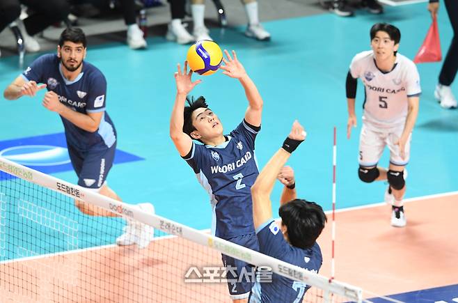 우리카드 한태준(가운데)이 31일 장충체육관에서 열린 2024-2025 V리그 한국전력과 경기에서 토스를 올리고 있다. 2024. 12. 31.  장충 | 박진업 기자 upandup@sportsseoul.com