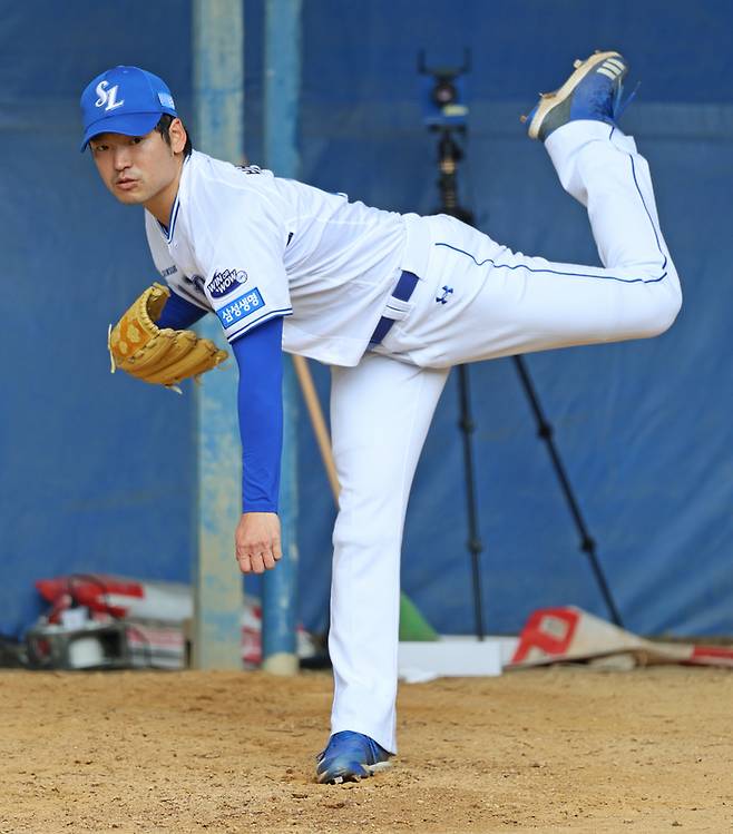 삼성 백정현이 일본 오키나와 스프링캠프에서 불펜피칭을 하고 있다. 사진 | 삼성 라이온즈