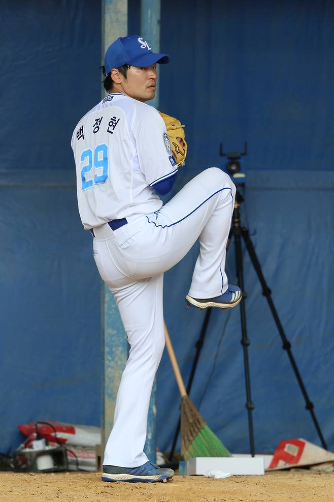 삼성 백정현이 일본 오키나와 스프링캠프에서 불펜피칭을 하고 있다. 사진 | 삼성 라이온즈