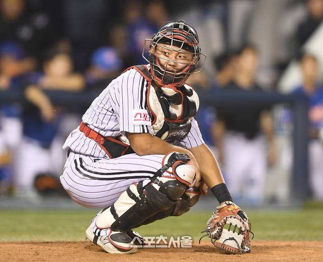 LG 포수 이주헌이 25일 잠실야구장에서 열린 2024 KBO리그 한화와 경기 9회 사인을 보고 있다.  잠실 | 최승섭기자 thunder@sportsseoul.com