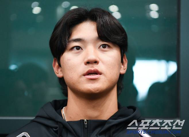 KIA 타이거즈가 오키나와에서 진행된 전지훈련을 마친 후 5일 오후 인천국제공항을 통해 귀국했다. 김도영이 인터뷰 도중 미소짓고 있다. 인천공항=정재근 기자 cjg@sportschosun.com/2025.3.5/