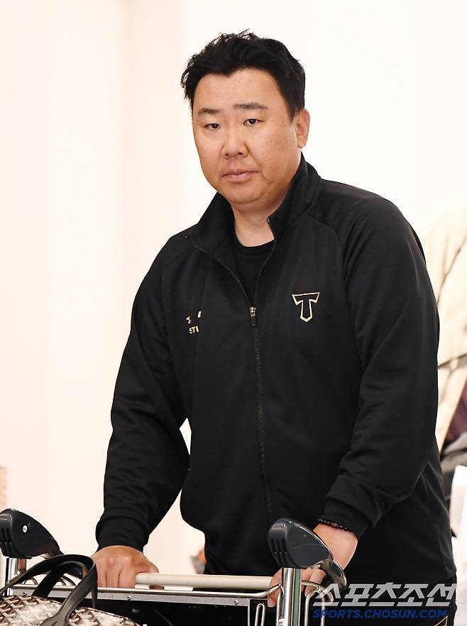 KIA 타이거즈가 오키나와에서 진행된 전지훈련을 마친 후 5일 오후 인천국제공항을 통해 귀국했다. 이범호 감독이 입국장을 나오고 있다. 인천공항=정재근 기자 cjg@sportschosun.com/2025.3.5/