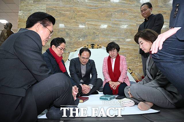 마은혁 헌법재판관 후보자 임명을 반대하는 단식 농성을 하고 있는 박수영 국민의힘 의원(왼쪽 두 번째)이 4일 오전 서울 여의도 국회 로텐더홀을 찾은 국민의힘 의원들과 기도를 하고 있다. /박헌우 기자